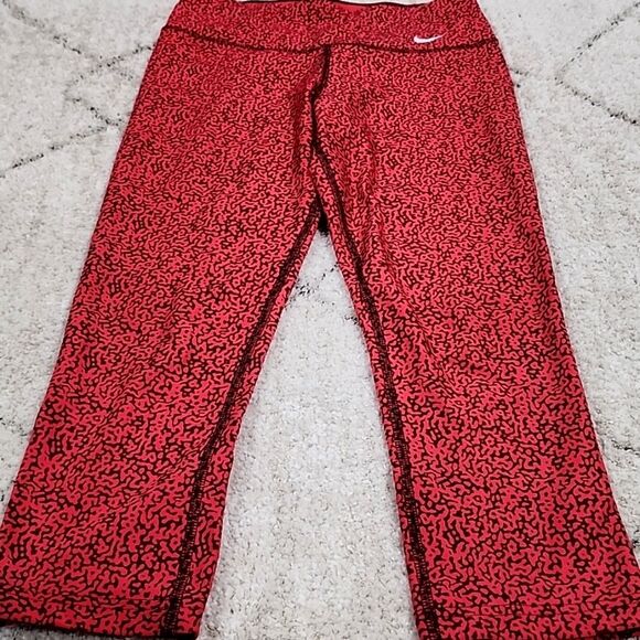 Nike Legend Dri-Fit Red Capri Leggings Size XS Recycled Polyester Sustainable - Picture 1 of 8